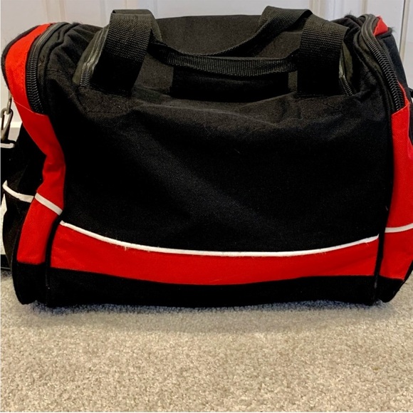 CHICAGO DUFFEL BAG CARRY ON BAG IN BLACK AND RED COLOUR - Picture 3 of 8